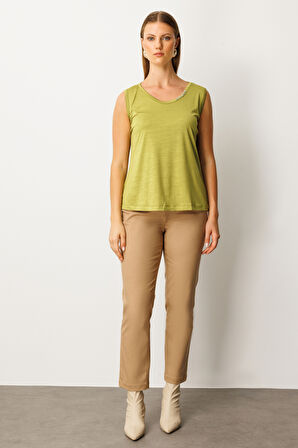 On Kadın Büyük Beden Yakası Düğme Detaylı Kolsuz Basic Bluz 61333 Oliv