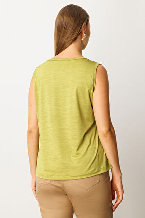 On Kadın Büyük Beden Yakası Düğme Detaylı Kolsuz Basic Bluz 61333 Oliv