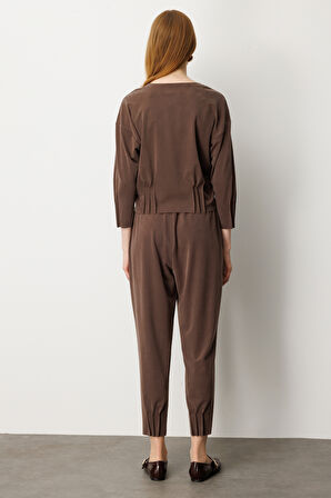 On Kadın Pile Detaylı Sıfır Yaka Bluz 64408 Kahverengi