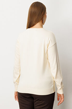 On Kadın Büyük Beden Çiçek İşlemeli Sıfır Yaka Triko Kazak 65359 Krem