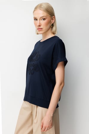 On Kadın Yanları Lastikli İşlemeli T-Shirt 70430 Lacivert