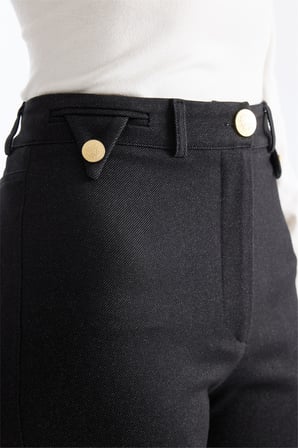 On Kadın Süs Düğmeli İspanyol Paça Pantolon Siyah