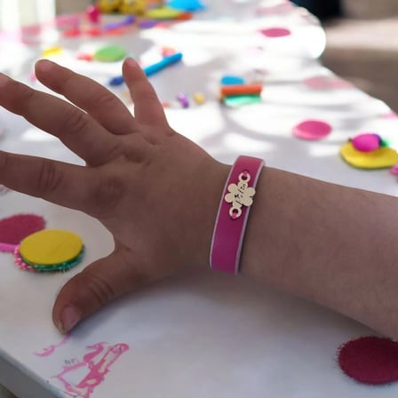 14 Ayar Altın Plakalı Pelin İsmine Özel Doğal Pembe Derili Çiçek Figürlü Hediye Bileklik-383