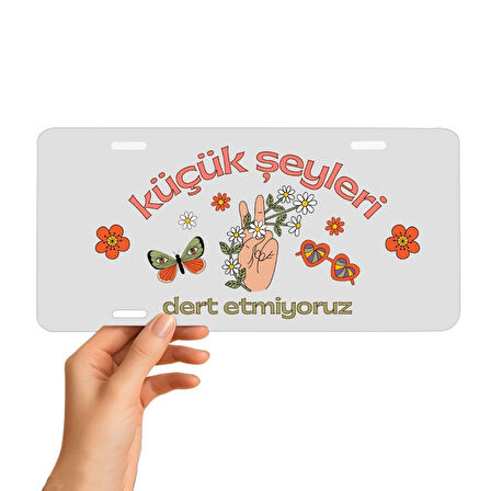 Küçük Şeyleri Dert Etmiyoruz Yazılı Retro Dekoratif Plaka – Renkli Barış Temalı Aksesuar