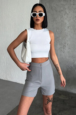 Zarif Ve Şıklığı Bir Arada Sunan Yüksek Bel Krep Esnek Çimalı Çizgili Şort Gri