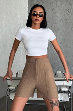 Zarif Ve Şıklığı Bir Arada Sunan Yüksek Bel Krep Esnek Çimalı Çizgili Şort Bej