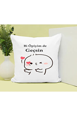 Bi Öpiyimde Geçsin Baskılı Kupa ve Yastık Hediyelik Set Arkadaşa Hediye
