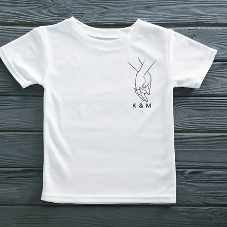 Kişiye Özel Baş Harfli El Ele Çizim Tişört - Minimalist Sevgiliye Hediye