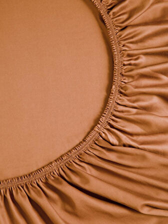 Geniş Yataklara Uygun Saten Çarşaf – Kaygan Dokulu, Modern Şıklık