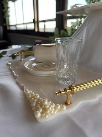 Kişiye Özel İsimli İnci Detaylı Söz Nişan Tepsisi ve Damat Kahvesi Seti - Beyaz Gold Epoksi Tasarım