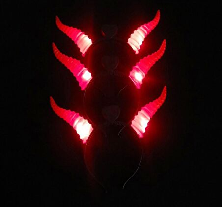 Kırmızı Renk Led Işıklı Kıvrımlı Boynuz Taç 27x18 cm (3984)