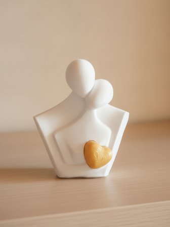 Sarılan Çift Dekoratif Obje ve Biblo Sevgililer Günü Altın Rengi Kalpli 10 Cm 10cm