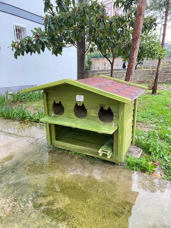Pati Emlak Ahşap Mamalıklı Kedi Evi Pati Emlak Dış Mekan Kedi Kulübesi Ahşap