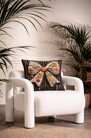 3D Nakış Efektli Çiçekli İplik Fiyonk Detaylı Dekoratif Kırlent Kılıfı (45x45 cm)