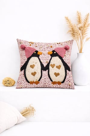 3Boyutlu Kalpli Penguen Detaylı Sevimli Dekoratif Kırlent Kılıfı (45x45 cm)