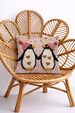 3Boyutlu Kalpli Penguen Detaylı Sevimli Dekoratif Kırlent Kılıfı (45x45 cm)