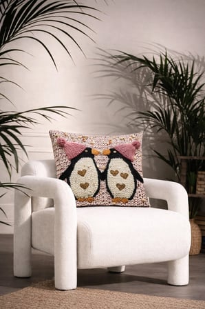 3Boyutlu Kalpli Penguen Detaylı Sevimli Dekoratif Kırlent Kılıfı (45x45 cm)