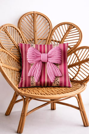3D Pembe Triko Fiyonk Detaylı Çizgili Dekoratif Kırlent Kılıfı (45x45 cm)