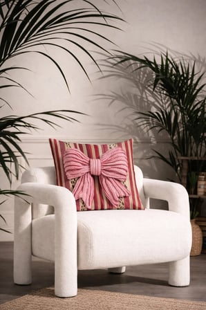 3D Pembe Triko Fiyonk Detaylı Çizgili Dekoratif Kırlent Kılıfı (45x45 cm)