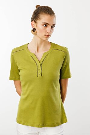 Kadın Omzu ve Yaka Kenarı İşlemeli Pamuklu Tshirt Yeşil