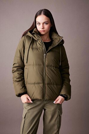 DeFacto Su İtici Şişme Mont Oversize Geniş Kalıp Kapüşonlu Isı Yalıtımlı Rüzgar Geçirmez Puffer A0757AX23WNKH297