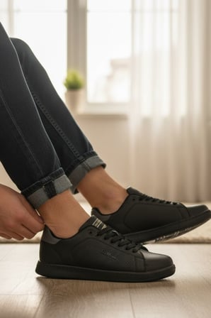 Enoch Erkek Günlük Spor Ayakkabı Düz Tabanlı Sneaker Perfore Yan Yüzeyli ve Metalik Yazı Detaylı
