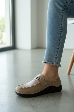 Enoch Kadın Burnu Kapalı Gümüş Halka Detaylı ve Comfort Tabanlı Deri Mule Terlik
