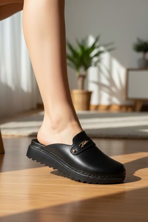Enoch Kadın Burnu Kapalı Metal Aksesuar Detaylı ve Tırtıklı Tabanlı Siyah Comfort Terlik