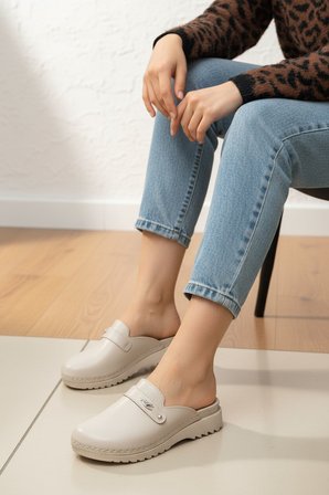 Enoch Kadın Burnu Kapalı Metal Aksesuar Detaylı ve Tırtıklı Tabanlı Siyah Comfort Terlik