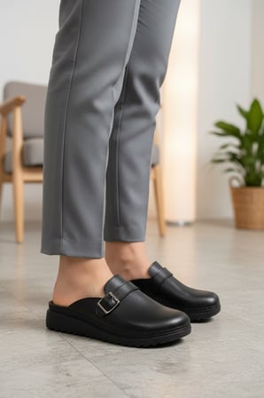 Enoch Kadın Siyah Kapalı Burun Toka Detaylı ve Tırtıklı Tabanlı Siyah Comfort Terlik