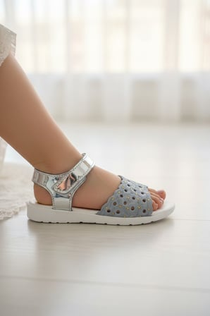 Enoch Lazer Kesim Nokta Desenli ve Metalik Bantlı Modern Çocuk Sandalet