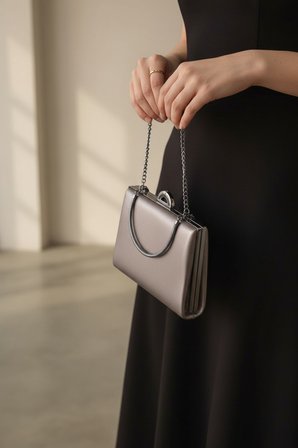 Enoch Kadın Mikro Dokulu Gümüş Metal Saplı ve Yarım Ay Kilitli Minimalist Abiye Portföy Çanta
