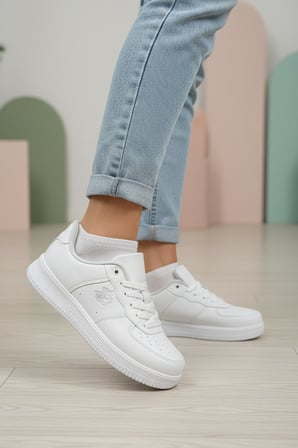 Enoch Yan Figür Detaylı Delikli Burun Düz Tabanlı Bağcıklı Kadın Sneaker
