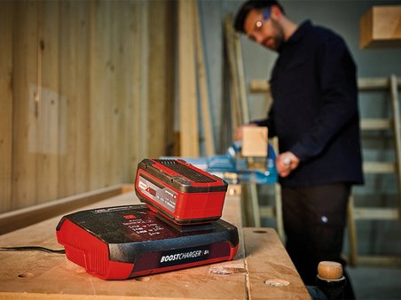 Orijinal Einhell şarj cihazı Power X-Boostcharger 8A Power X-Change (Li-ion, tüm PXC aküler için uygun, daha hızlı şarj için boost modu, 7 aşamalı LED durum göstergesi) - 4512155