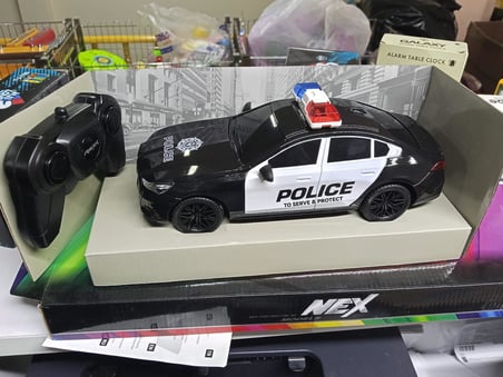1 / 16  Ölçek Işıklı Uzaktan Kumandalı Polis Arabası 23 cm Şarjlı Yarış Arabası