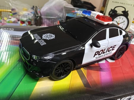 1 / 16  Ölçek Işıklı Uzaktan Kumandalı Polis Arabası 23 cm Şarjlı Yarış Arabası
