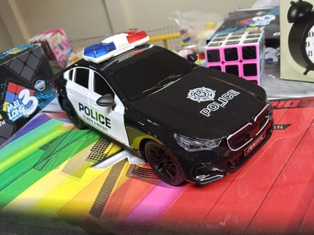 1 / 16  Ölçek Işıklı Uzaktan Kumandalı Polis Arabası 23 cm Şarjlı Yarış Arabası
