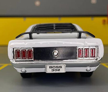 Welly Koleksiyon 1 / 24  1970 Ford Mustang Boss Beyaz Model Metal Araba