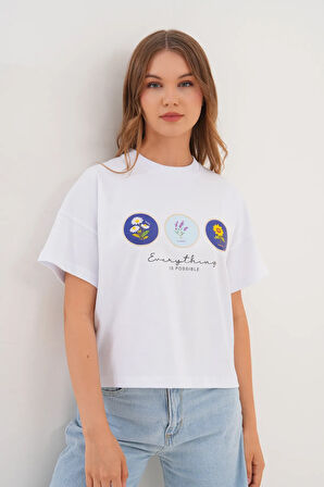 Beyaz Kadın Oversize Çiçek Everything is Possible Baskılı Tişört