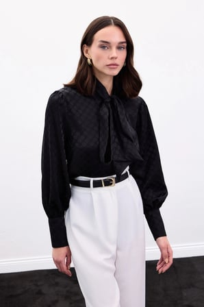 Puantiye Jakarlı Fularlı Gömlek Siyah