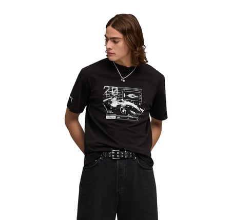 635387-01 Puma Amf1 Graphic Tee 1 (Relaxed) Erkek T-Shirt