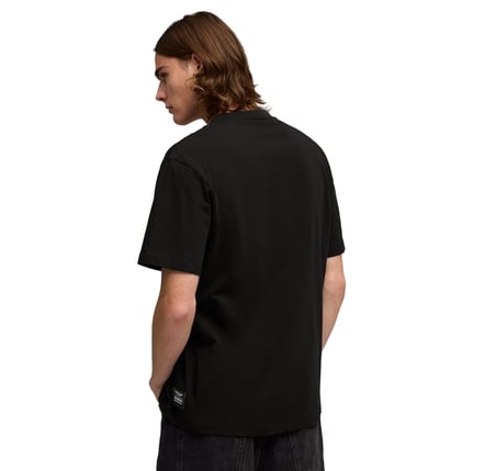 635387-01 Puma Amf1 Graphic Tee 1 (Relaxed) Erkek T-Shirt