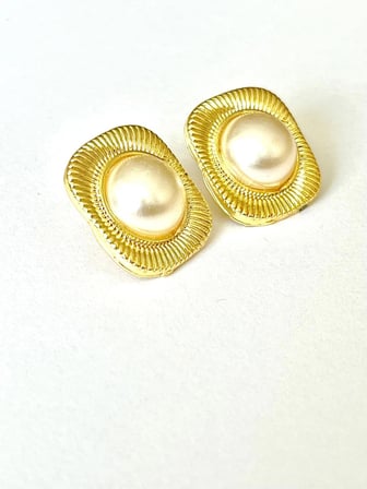 İnci Detaylı Kare Küpe – Gold Renk Vintage Şık Kadın Küpe, Klasik ve Zarif Tasarım