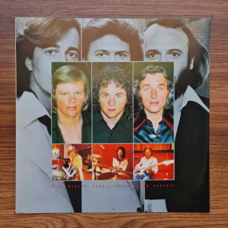 Bee Gees – Spirits Having Flown