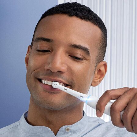 Oral-B iO 7 Şarjlı Diş Fırçası - Beyaz