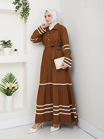 Kadın Çilek Kumaş Şerit Detaylı Kuşaklı Kahverengi Elbise 
