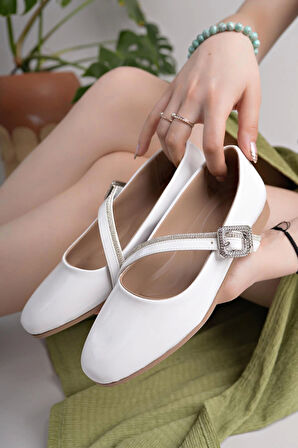 Nesil Shoes Swell 20821 Beyaz Rugan Tokası Taşlı Kadın Babet