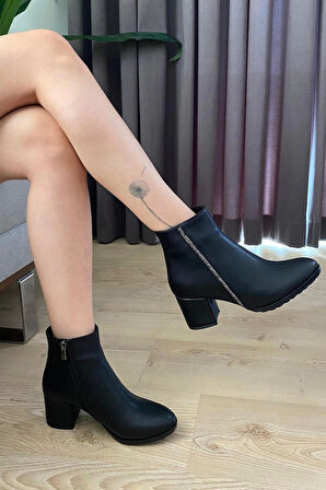 Kadın Trend Siyah Cilt Yandan Taşlı ( 6 cm ) Topuklu Oval Burun Bot