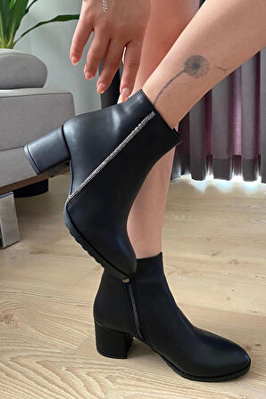 Kadın Trend Siyah Cilt Yandan Taşlı ( 6 cm ) Topuklu Oval Burun Bot