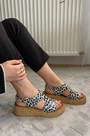 Kadın Tinge Beyaz Rugan Leopar Kalın Mantar Taban Ortopedik  Sandalet  K-250